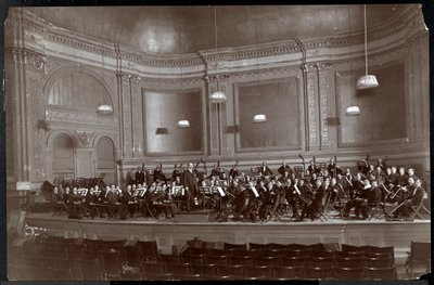 Orchestre complet sur scène, New York, vers 1912 - Byron Company